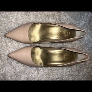 BCBG 9 nude leather pump